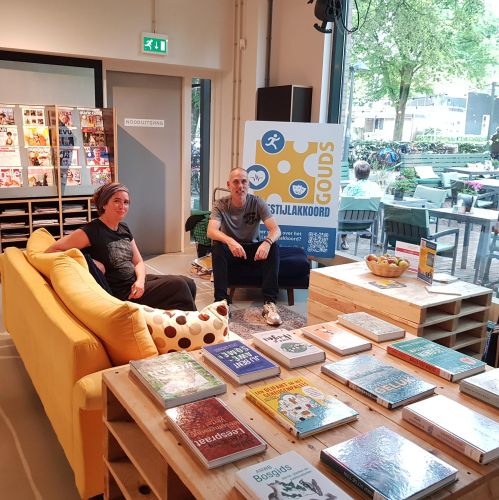 Op de bank met....